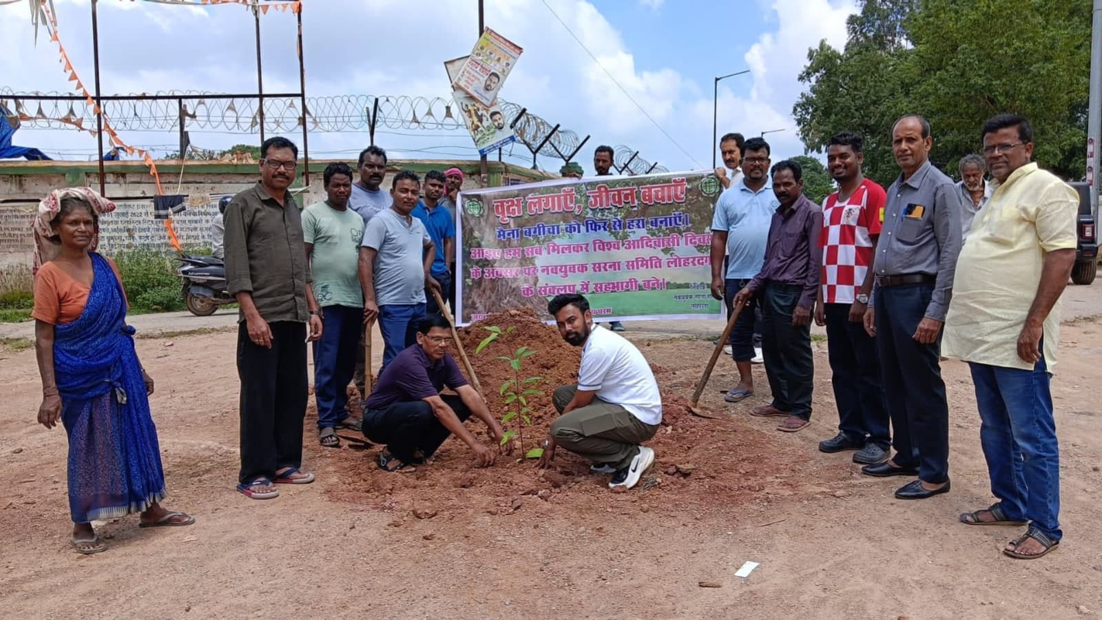 मैना बगीचा को फिर हरा-भरा करने की पहल, विश्व आदिवासी दिवस पर लगाए गए 50 फलदार पौधे मैना बगीचा को फिर हरा-भरा करने की पहल, विश्व आदिवासी दिवस पर लगाए गए 50 फलदार पौधे