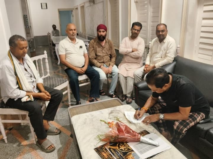 बॉक्साइट खदानों और ट्रकों का परिचालन जल्द शुरू कराने की पहल, धीरज प्रसाद साहू ने अधिकारियों से की बात बॉक्साइट खदानों और ट्रकों का परिचालन जल्द शुरू कराने की पहल, धीरज प्रसाद साहू ने अधिकारियों से की बात