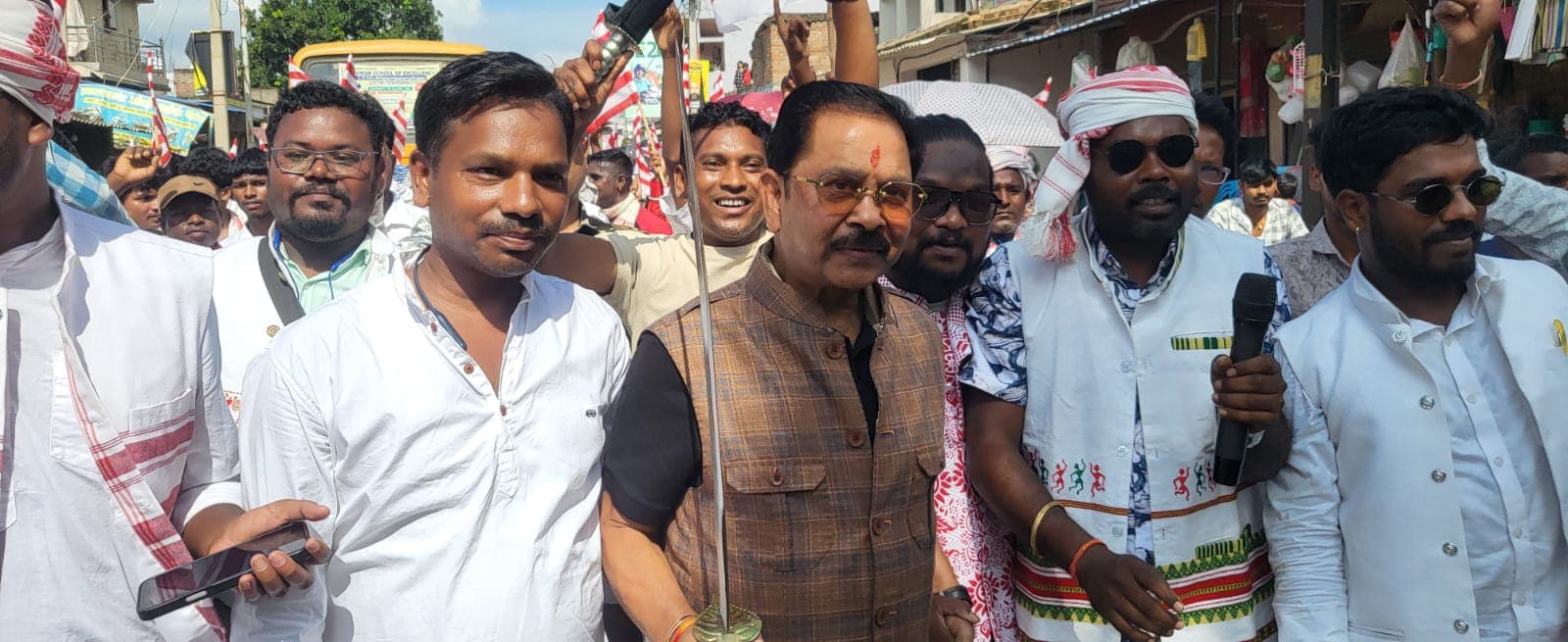 आदिवासी दिवस पर कुडू में निकली भव्य रैली, धीरज प्रसाद साहू हुए शामिल आदिवासी दिवस पर कुडू में निकली भव्य रैली, धीरज प्रसाद साहू हुए शामिल