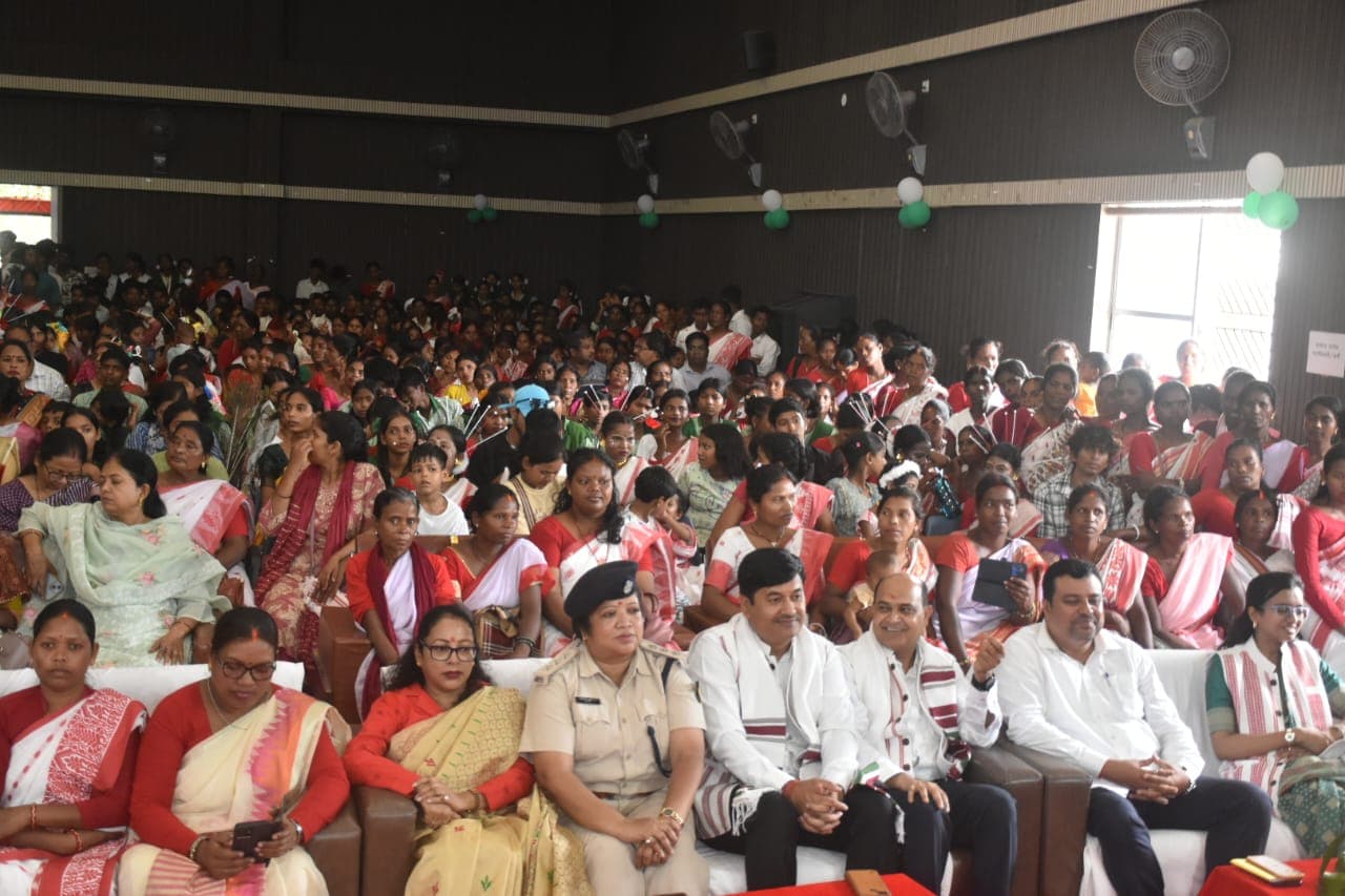 आदि फेस्ट में दिखी जनजातीय संस्कृति की रंगीन तस्वीर, कला और परंपरा से रूबरू हुए लोग आदि फेस्ट में दिखी जनजातीय संस्कृति की रंगीन तस्वीर, कला और परंपरा से रूबरू हुए लोग