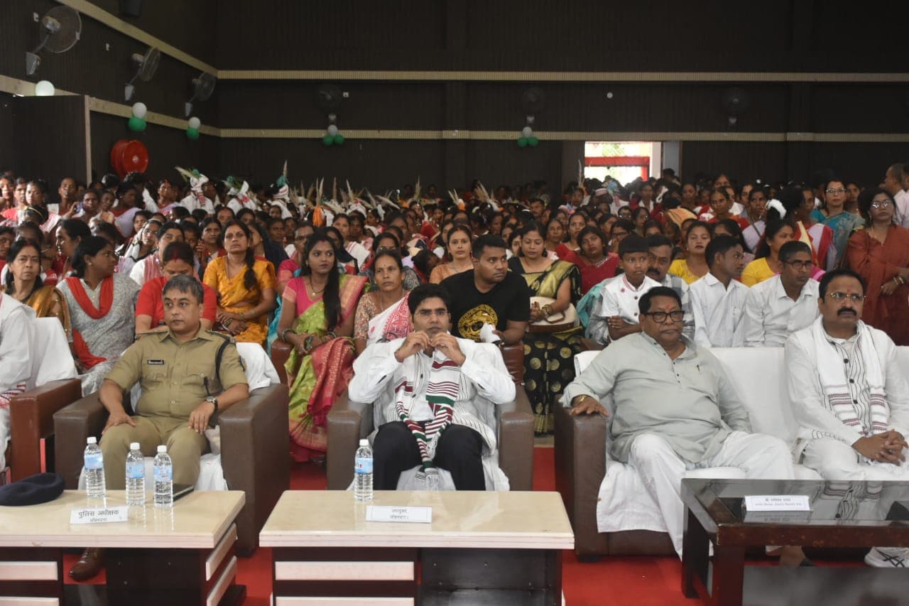 आदि फेस्ट में दिखी जनजातीय संस्कृति की रंगीन तस्वीर, कला और परंपरा से रूबरू हुए लोग आदि फेस्ट में दिखी जनजातीय संस्कृति की रंगीन तस्वीर, कला और परंपरा से रूबरू हुए लोग