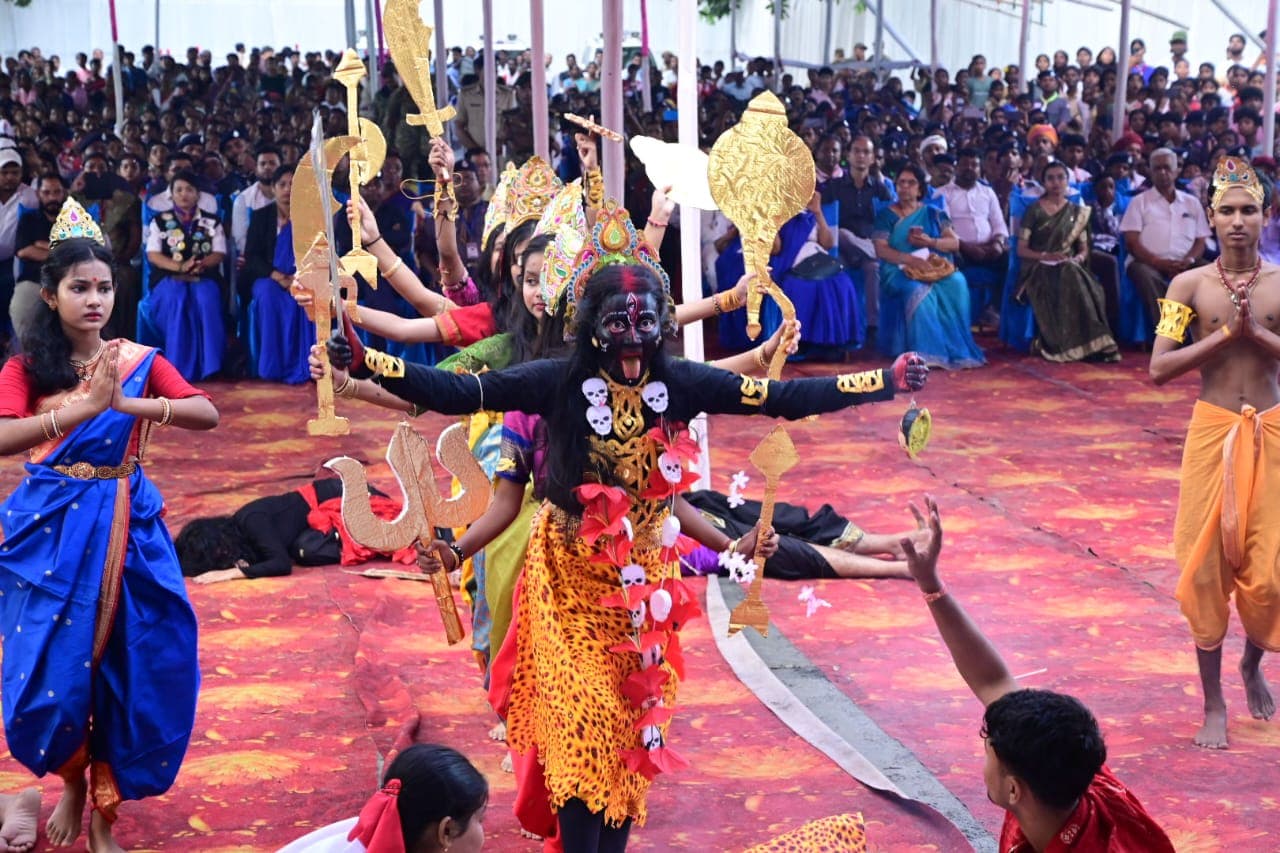 राष्ट्रीय जनजातीय समागम में दिखी देश की सांस्कृतिक विविधता, राज्यपाल संतोष कुमार गंगवार ने युवाओं को दिया एकता और सेवा का संदेश राष्ट्रीय जनजातीय समागम में दिखी देश की सांस्कृतिक विविधता, राज्यपाल संतोष कुमार गंगवार ने युवाओं को दिया एकता और सेवा का संदेश