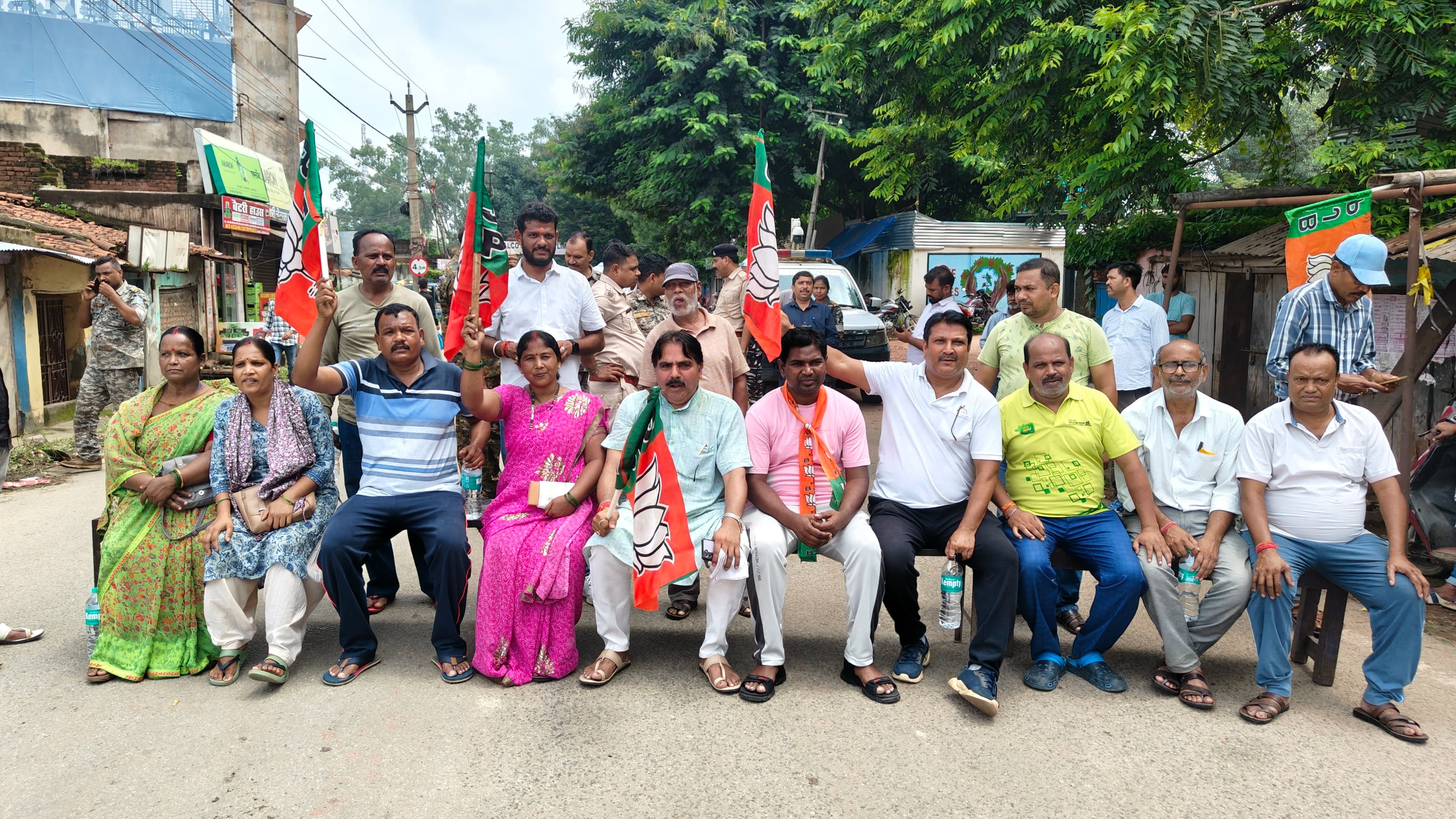 झारखंड बंद का लोहरदगा में मिला-जुला असर, सड़कों पर उतरे भाजपा कार्यकर्ता झारखंड बंद का लोहरदगा में मिला-जुला असर, सड़कों पर उतरे भाजपा कार्यकर्ता