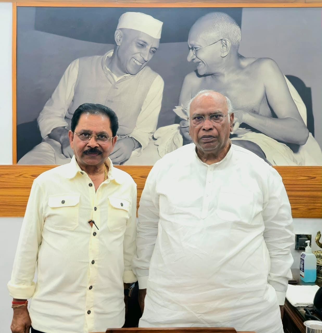 खड़गे से मिले पूर्व सांसद धीरज प्रसाद साहू, JPSC-JSSC अभ्यर्थियों के आंदोलन पर हुई चर्चा खड़गे से मिले पूर्व सांसद धीरज प्रसाद साहू, JPSC-JSSC अभ्यर्थियों के आंदोलन पर हुई चर्चा