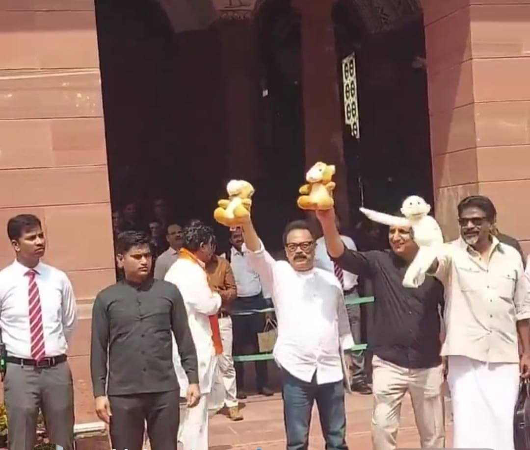 संसद परिसर में इंडिया गठबंधन का जोरदार प्रदर्शन, सांसद सुखदेव भगत भी हुए शामिल संसद परिसर में इंडिया गठबंधन का जोरदार प्रदर्शन, सांसद सुखदेव भगत भी हुए शामिल