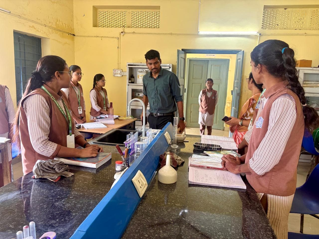 ‘अकिल एड़पा’ से बदलेगी पढ़ाई की तस्वीर, 55 स्कूलों में बच्चों को पढ़ाएंगे प्रशासनिक अधिकारी ‘अकिल एड़पा’ से बदलेगी पढ़ाई की तस्वीर, 55 स्कूलों में बच्चों को पढ़ाएंगे प्रशासनिक अधिकारी