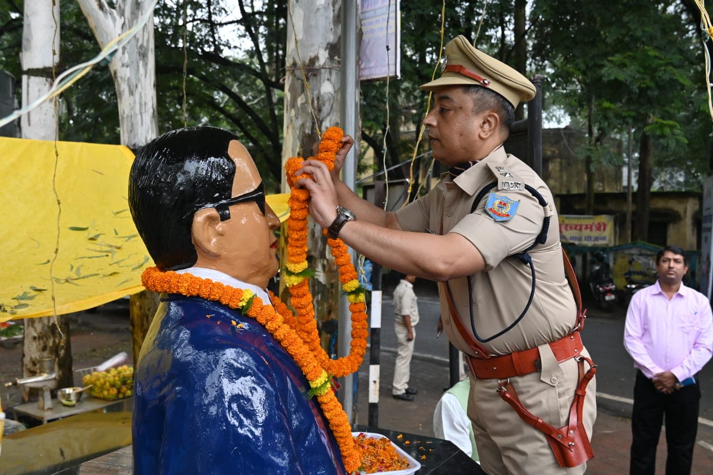 बलदेव साहू स्टेडियम में गूंजा जन-गण-मन, मंत्री शिल्पी नेहा तिर्की ने फहराया तिरंगा बलदेव साहू स्टेडियम में गूंजा जन-गण-मन, मंत्री शिल्पी नेहा तिर्की ने फहराया तिरंगा