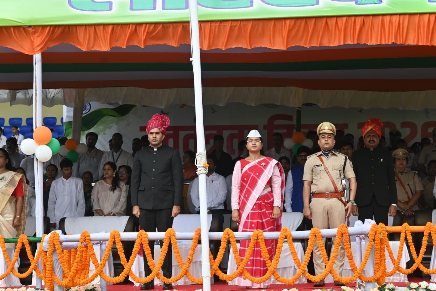 बलदेव साहू स्टेडियम में गूंजा जन-गण-मन, मंत्री शिल्पी नेहा तिर्की ने फहराया तिरंगा बलदेव साहू स्टेडियम में गूंजा जन-गण-मन, मंत्री शिल्पी नेहा तिर्की ने फहराया तिरंगा