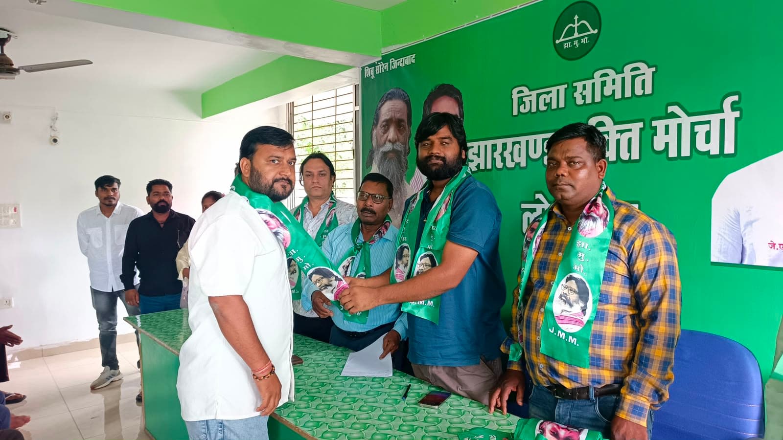 लोहरदगा में जेएमएम का कुनबा बढ़ा, जिला अध्यक्ष के नेतृत्व में सैकड़ों युवाओं ने थामा झामुमो का दामन लोहरदगा में जेएमएम का कुनबा बढ़ा, जिला अध्यक्ष के नेतृत्व में सैकड़ों युवाओं ने थामा झामुमो का दामन