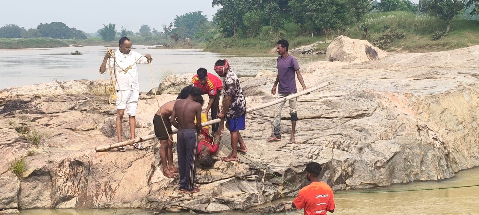 कोयल नदी में पत्थरों के बीच फंसा मिला महिला का शव कोयल नदी में पत्थरों के बीच फंसा मिला महिला का शव