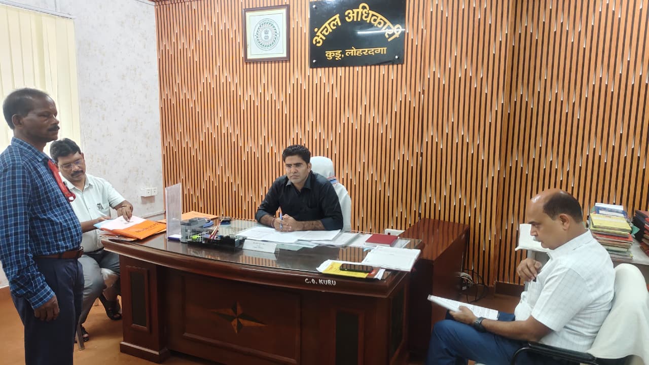 कुडू अंचल कार्यालय का उपायुक्त ने किया औचक निरीक्षण कुडू अंचल कार्यालय का उपायुक्त ने किया औचक निरीक्षण