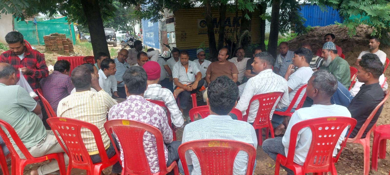 बिमरला बॉक्साइट माइंस जल्द शुरू कराने की मांग, ट्रक मालिकों ने दी आंदोलन की चेतावनी बिमरला बॉक्साइट माइंस जल्द शुरू कराने की मांग, ट्रक मालिकों ने दी आंदोलन की चेतावनी