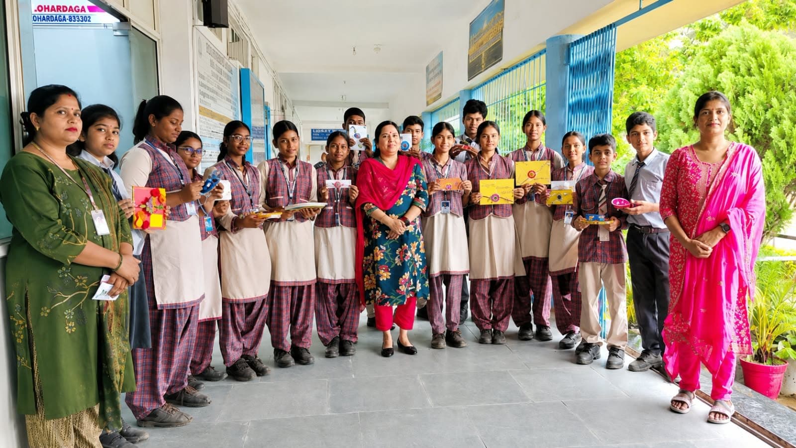राखियों में झलका देशप्रेम, एमबी डीएवी के बच्चों ने जवानों के लिए भेजा स्नेह का संदेश राखियों में झलका देशप्रेम, एमबी डीएवी के बच्चों ने जवानों के लिए भेजा स्नेह का संदेश
