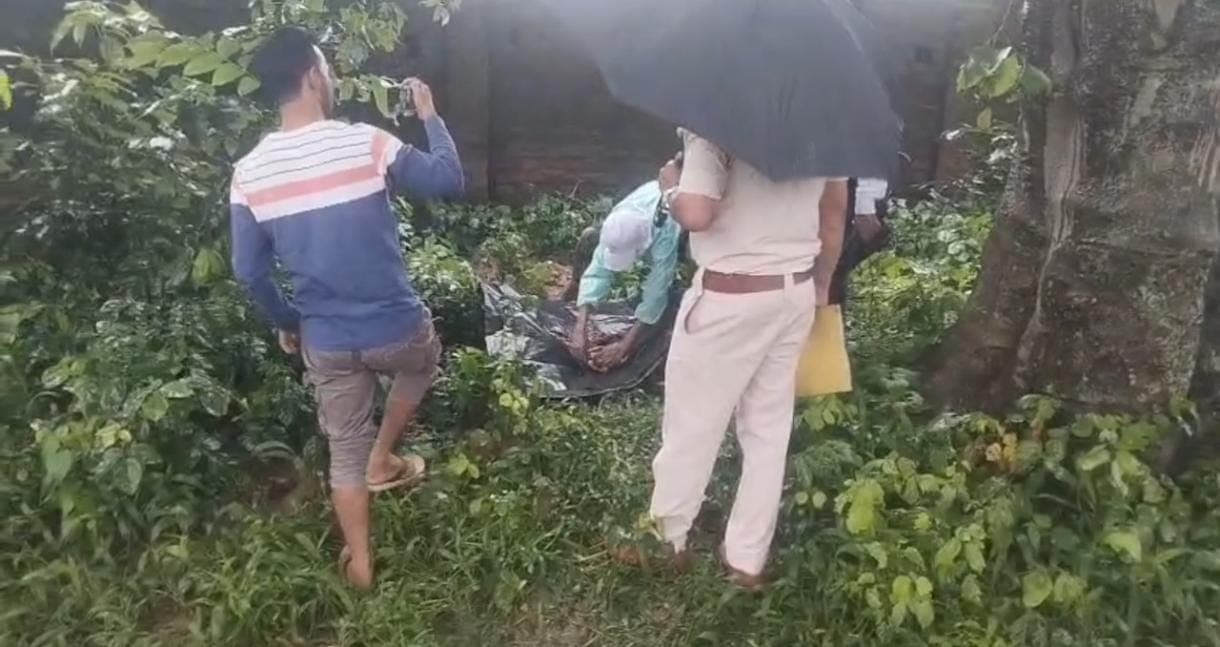 कुडू के कालीपुर मसना में दफन मिला नवजात का शव, इलाके में सनसनी कुडू के कालीपुर मसना में दफन मिला नवजात का शव, इलाके में सनसनी