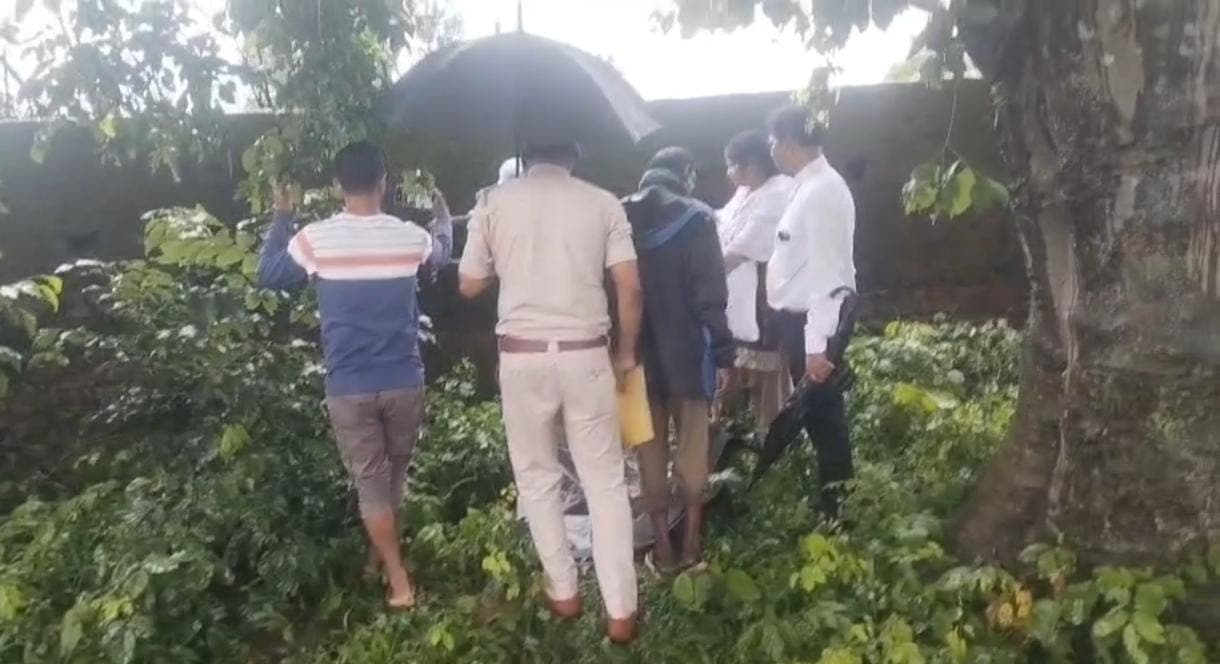 कुडू के कालीपुर मसना में दफन मिला नवजात का शव, इलाके में सनसनी कुडू के कालीपुर मसना में दफन मिला नवजात का शव, इलाके में सनसनी