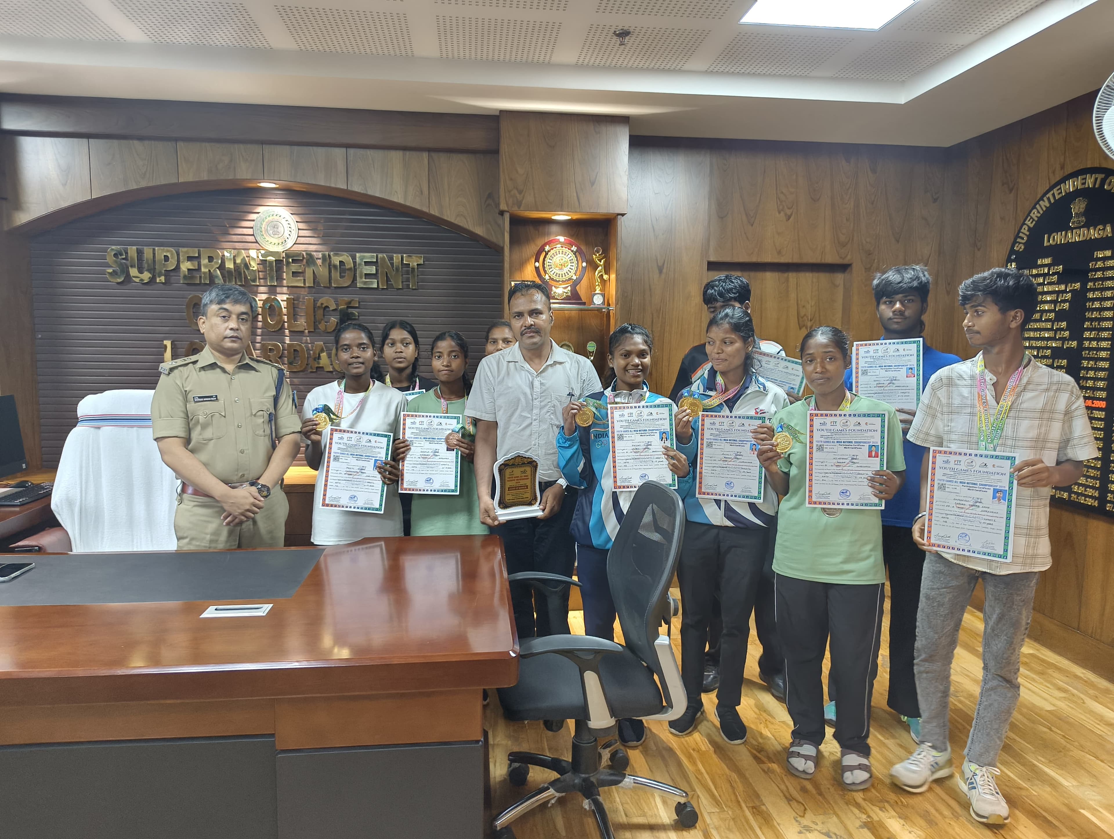 राष्ट्रीय यूथ गेम्स में पदकों की झड़ी लगाने वाले कराटे खिलाड़ियों को किया गया सम्मानित राष्ट्रीय यूथ गेम्स में पदकों की झड़ी लगाने वाले कराटे खिलाड़ियों को किया गया सम्मानित
