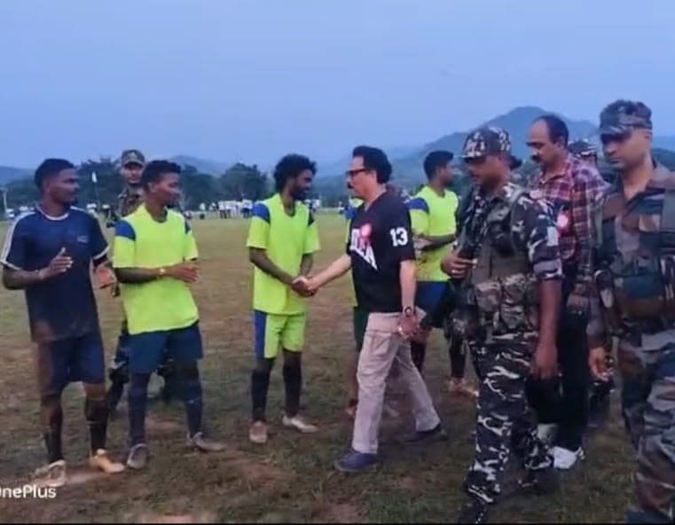 गोरा टोली ने जीता फुटबॉल टूर्नामेंट का खिताब, फाइनल में तुसरूकोना को 1-0 से हराया गोरा टोली ने जीता फुटबॉल टूर्नामेंट का खिताब, फाइनल में तुसरूकोना को 1-0 से हराया
