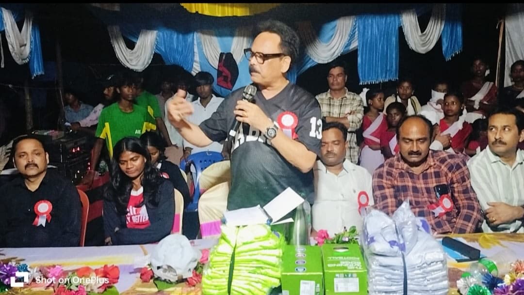 गोरा टोली ने जीता फुटबॉल टूर्नामेंट का खिताब, फाइनल में तुसरूकोना को 1-0 से हराया गोरा टोली ने जीता फुटबॉल टूर्नामेंट का खिताब, फाइनल में तुसरूकोना को 1-0 से हराया