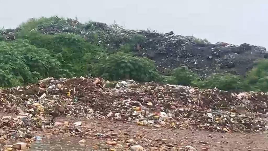 शहर की सफाई का कचरा गांवों की बना मुसीबत शहर की सफाई का कचरा गांवों की बना मुसीबत