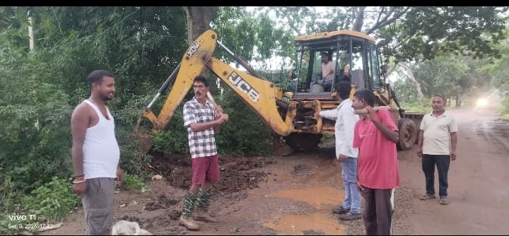 26 साल से सड़क निर्माण का इंतजार, अब ग्रामीणों ने खुद संभाली कमान 26 साल से सड़क निर्माण का इंतजार, अब ग्रामीणों ने खुद संभाली कमान