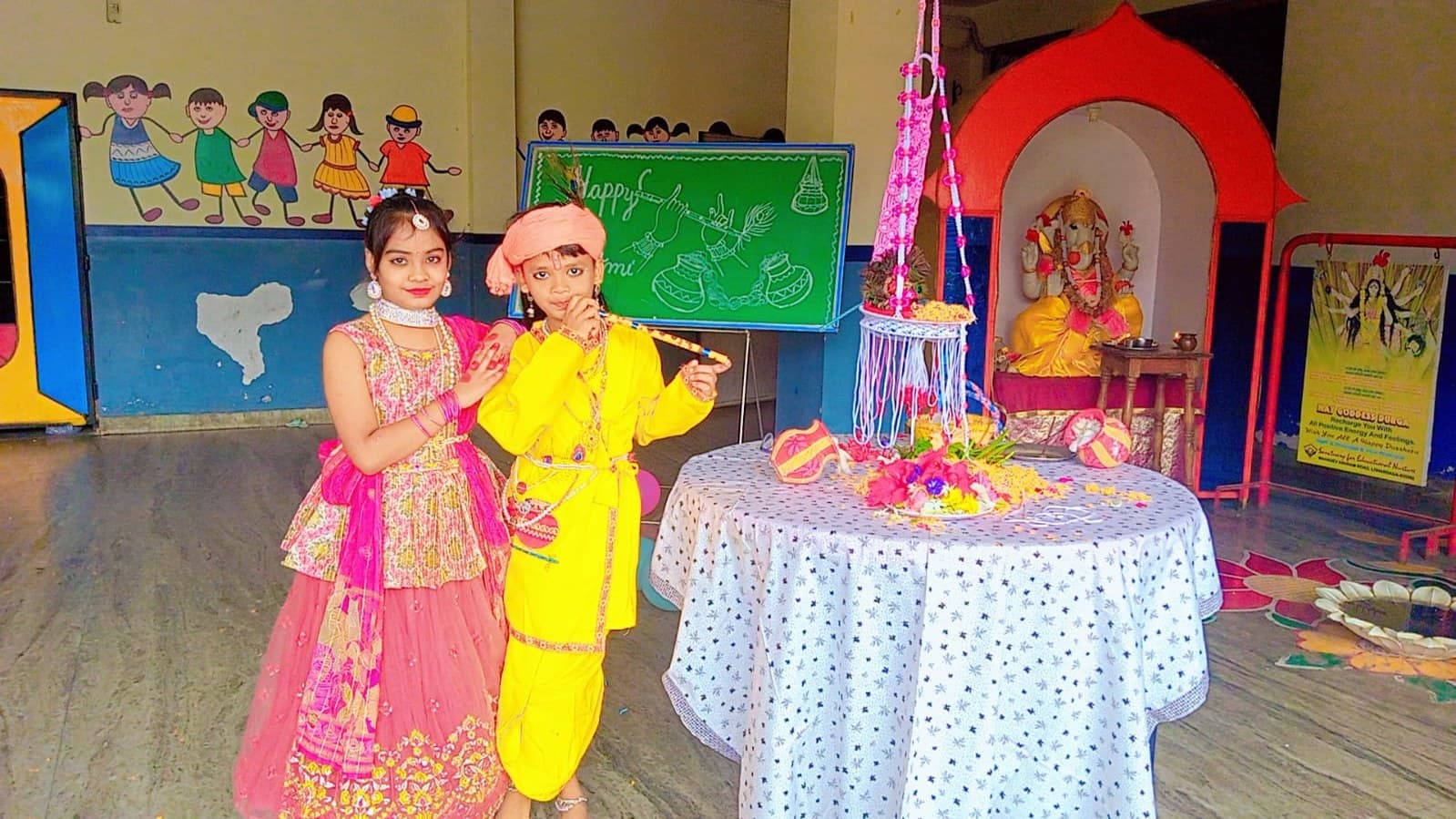 नन्हे कान्हा की बाल लीलाओं से गूंजा MDDSEN त्रिवेणी स्कूल नन्हे कान्हा की बाल लीलाओं से गूंजा MDDSEN त्रिवेणी स्कूल