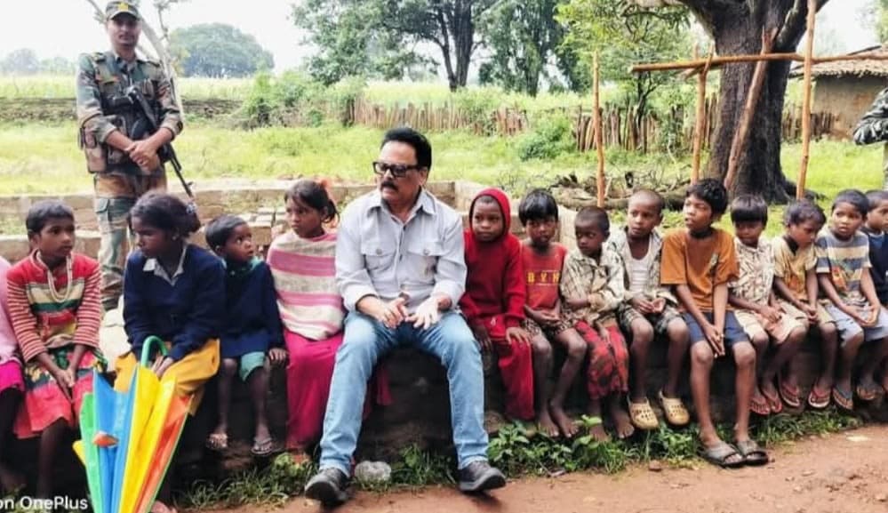गांव की मिट्टी में बैठे सांसद, बच्चों को पढ़ाया जिंदगी का पाठ गांव की मिट्टी में बैठे सांसद, बच्चों को पढ़ाया जिंदगी का पाठ