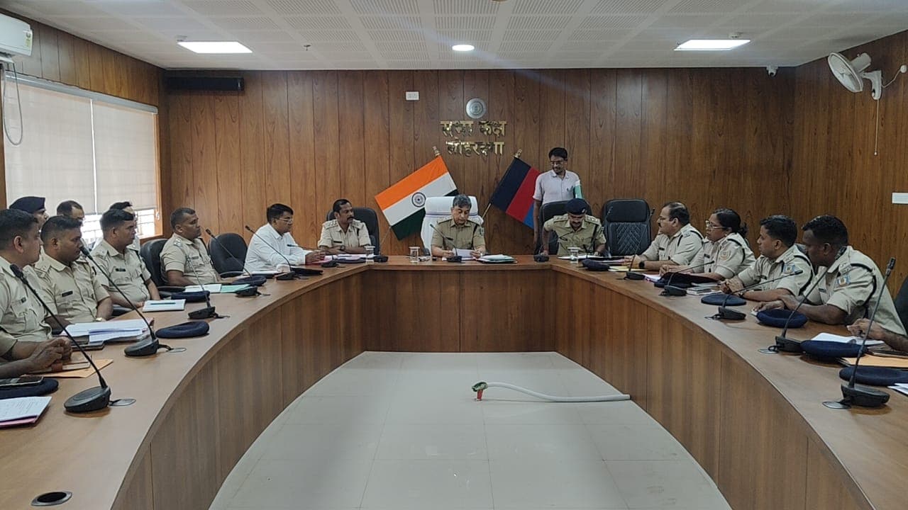 लोहरदगा में त्योहारों से पहले अलर्ट पर पुलिस: लोहरदगा में त्योहारों से पहले अलर्ट पर पुलिस:
