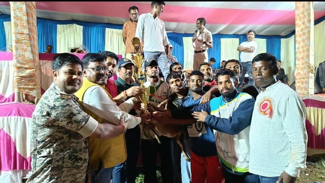 बैमारी में फुटबॉल का रोमांच, यादों में बस गया स्व. शिव प्रसाद साहू मेमोरियल टूर्नामेंट बैमारी में फुटबॉल का रोमांच, यादों में बस गया स्व. शिव प्रसाद साहू मेमोरियल टूर्नामेंट