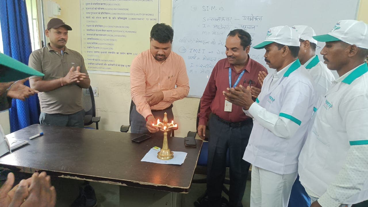 लोहरदगा में युवाओं को मोबाइल रिपेयरिंग का हुनर, 30 दिवसीय निःशुल्क प्रशिक्षण शुरू लोहरदगा में युवाओं को मोबाइल रिपेयरिंग का हुनर, 30 दिवसीय निःशुल्क प्रशिक्षण शुरू