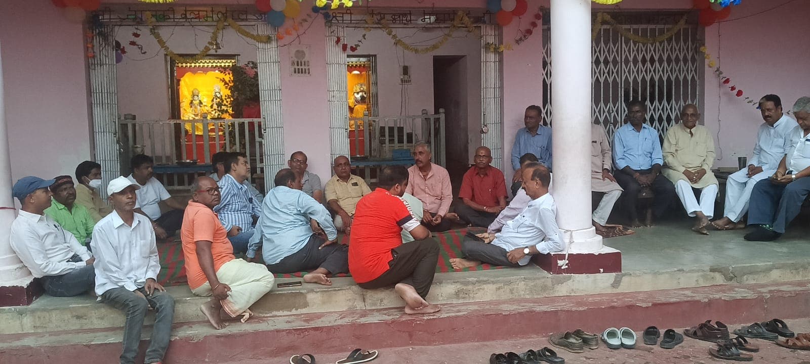 लोहरदगा में रामचरितमानस पाठ को लेकर समिति ने कसी कमर, सदस्यों को सौंपी गई जिम्मेदारियां कलश यात्रा से लेकर पंडाल, पूजा सामग्री, प्रसाद और मीडिया व्यवस्था तक बनी कार्ययोजना लोहरदगा में रामचरितमानस पाठ को लेकर समिति ने कसी कमर, सदस्यों को सौंपी गई जिम्मेदारियां कलश यात्रा से लेकर पंडाल, पूजा सामग्री, प्रसाद और मीडिया व्यवस्था तक बनी कार्ययोजना
