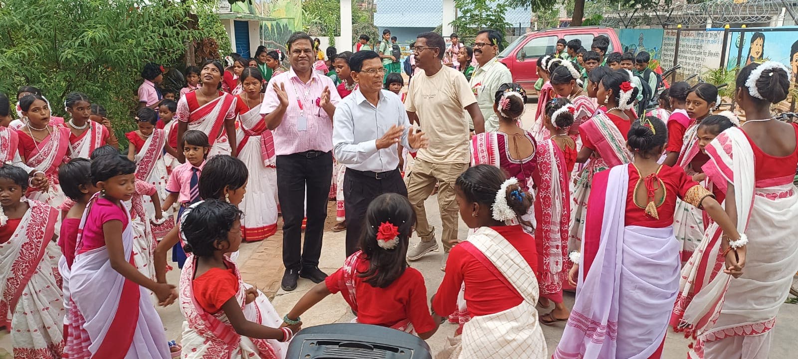 करमा मिलन समारोह में झारखंडी संस्कृति के रंग, बच्चों ने प्रस्तुत किए पारंपरिक नृत्य-गीत करमा मिलन समारोह में झारखंडी संस्कृति के रंग, बच्चों ने प्रस्तुत किए पारंपरिक नृत्य-गीत