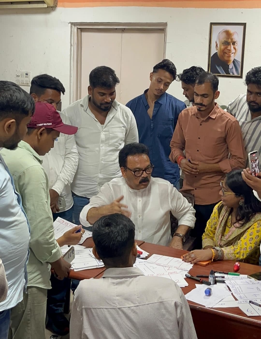 दिल्ली विश्वविद्यालय छात्रसंघ चुनाव से पहले एनएसयूआई कार्यालय पहुंचे सुखदेव भगत दिल्ली विश्वविद्यालय छात्रसंघ चुनाव से पहले एनएसयूआई कार्यालय पहुंचे सुखदेव भगत