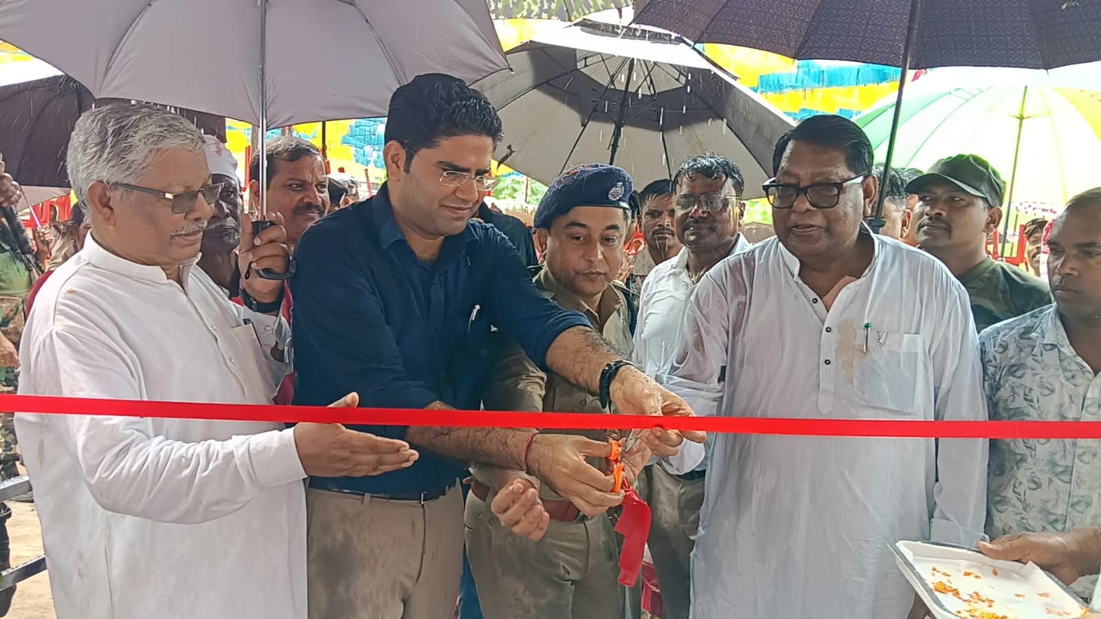कचहरी मोड़ के पास आदिवासी मॉडल अखड़ा का उद्घाटन, 41 खोड़हा को बांटे गए मांदर कचहरी मोड़ के पास आदिवासी मॉडल अखड़ा का उद्घाटन, 41 खोड़हा को बांटे गए मांदर