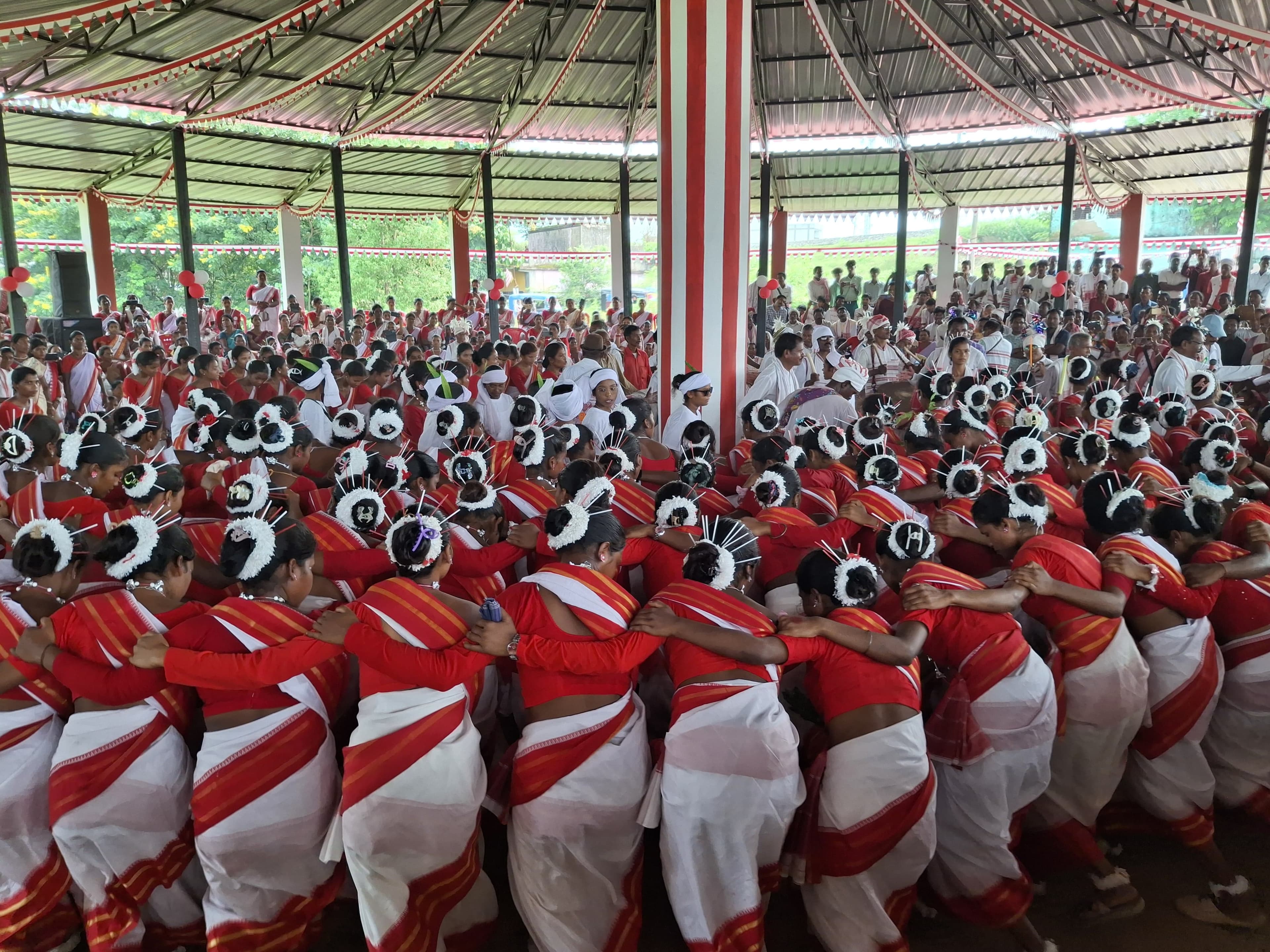 कचहरी मोड़ के पास आदिवासी मॉडल अखड़ा का उद्घाटन, 41 खोड़हा को बांटे गए मांदर कचहरी मोड़ के पास आदिवासी मॉडल अखड़ा का उद्घाटन, 41 खोड़हा को बांटे गए मांदर