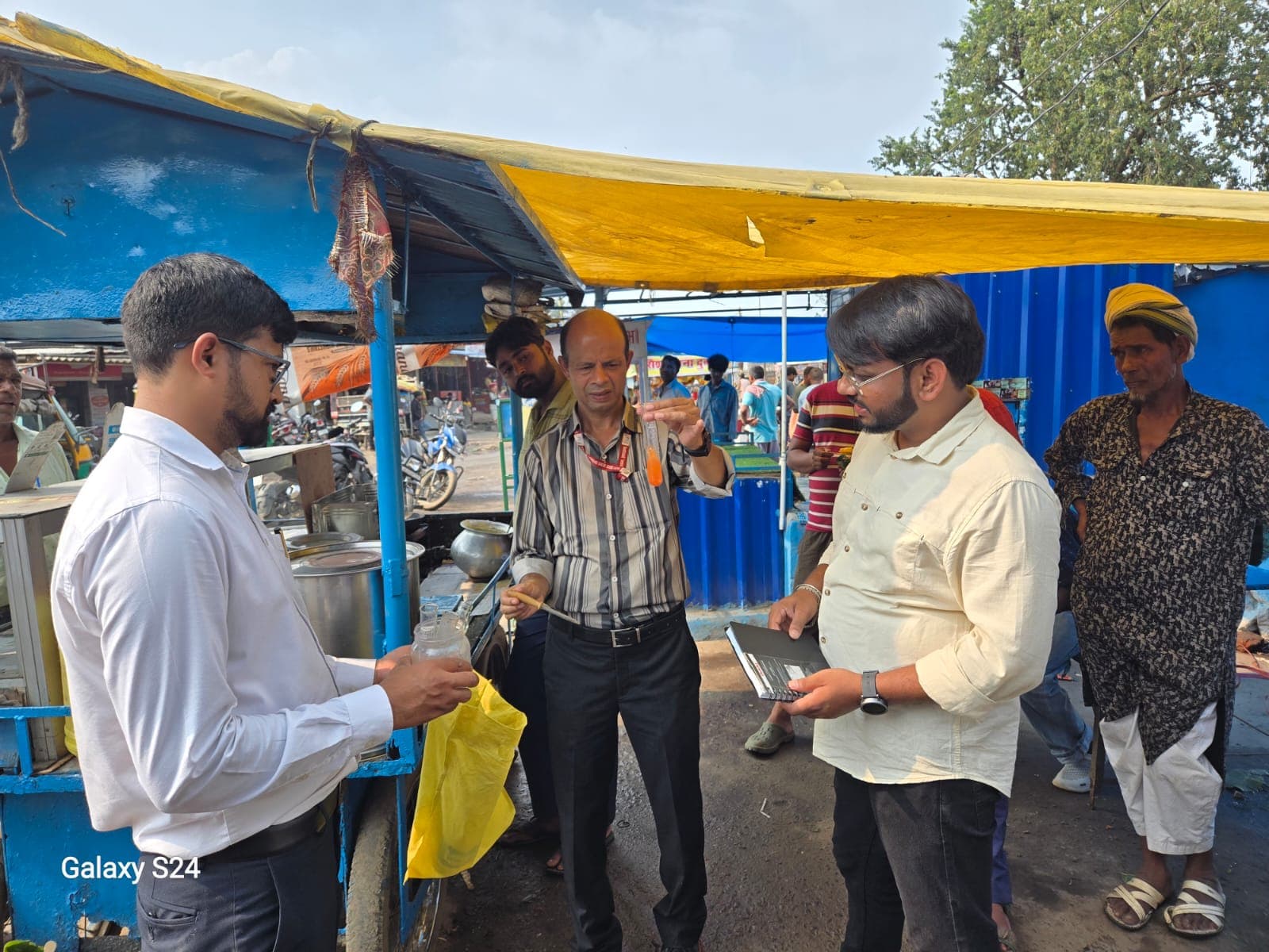 कुडू में खाद्य सुरक्षा विभाग की छापेमारी, एक्सपायरी सामान और अखाद्य रंग नष्ट कुडू में खाद्य सुरक्षा विभाग की छापेमारी, एक्सपायरी सामान और अखाद्य रंग नष्ट