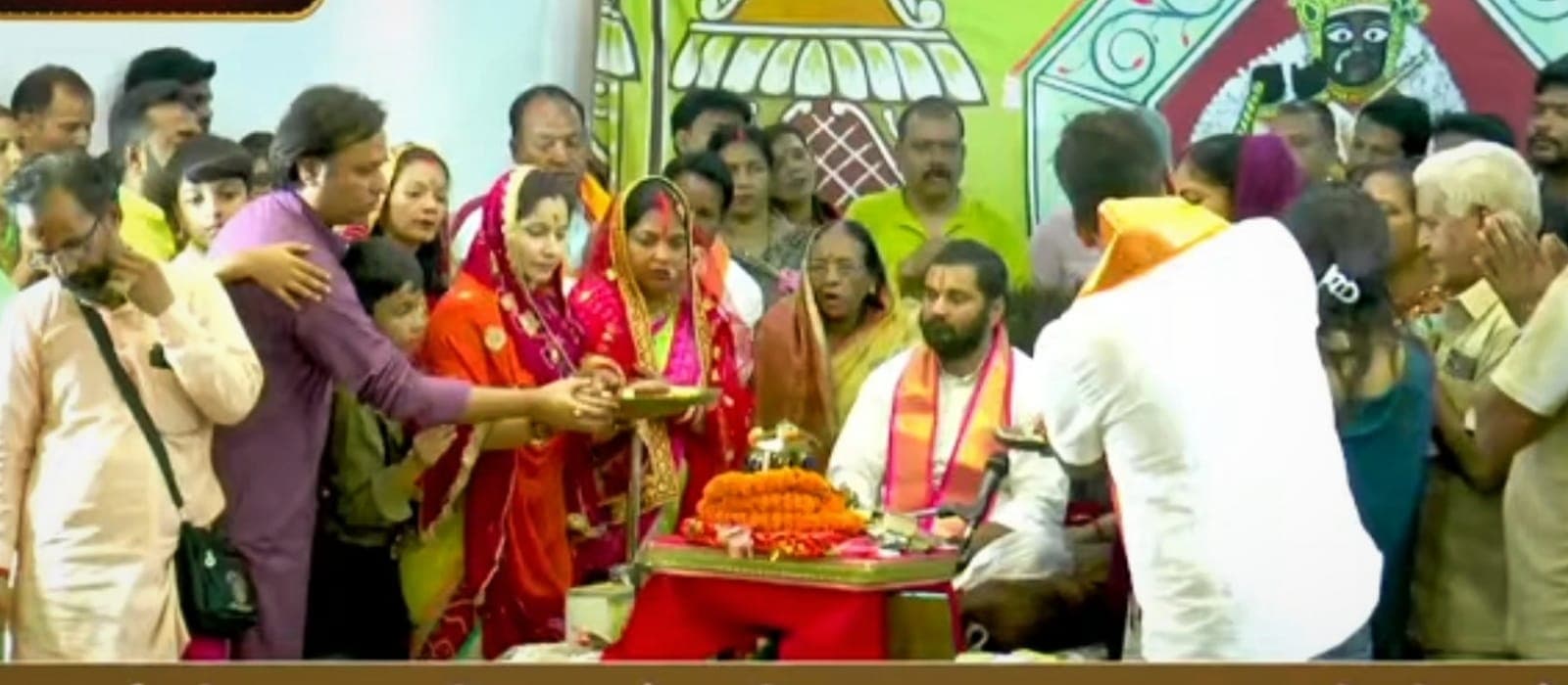 नौ दिनों की भक्ति के बाद भावुक हुई विदाई, श्रीमद्भागवत कथा का हुआ समापन नौ दिनों की भक्ति के बाद भावुक हुई विदाई, श्रीमद्भागवत कथा का हुआ समापन