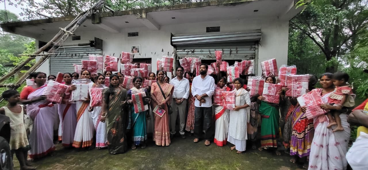 करम की खुशियों में सजीं आदिवासी माताएं-बहनें, सुखैर भगत ने बांटी सांस्कृतिक साड़ियां करम की खुशियों में सजीं आदिवासी माताएं-बहनें, सुखैर भगत ने बांटी सांस्कृतिक साड़ियां
