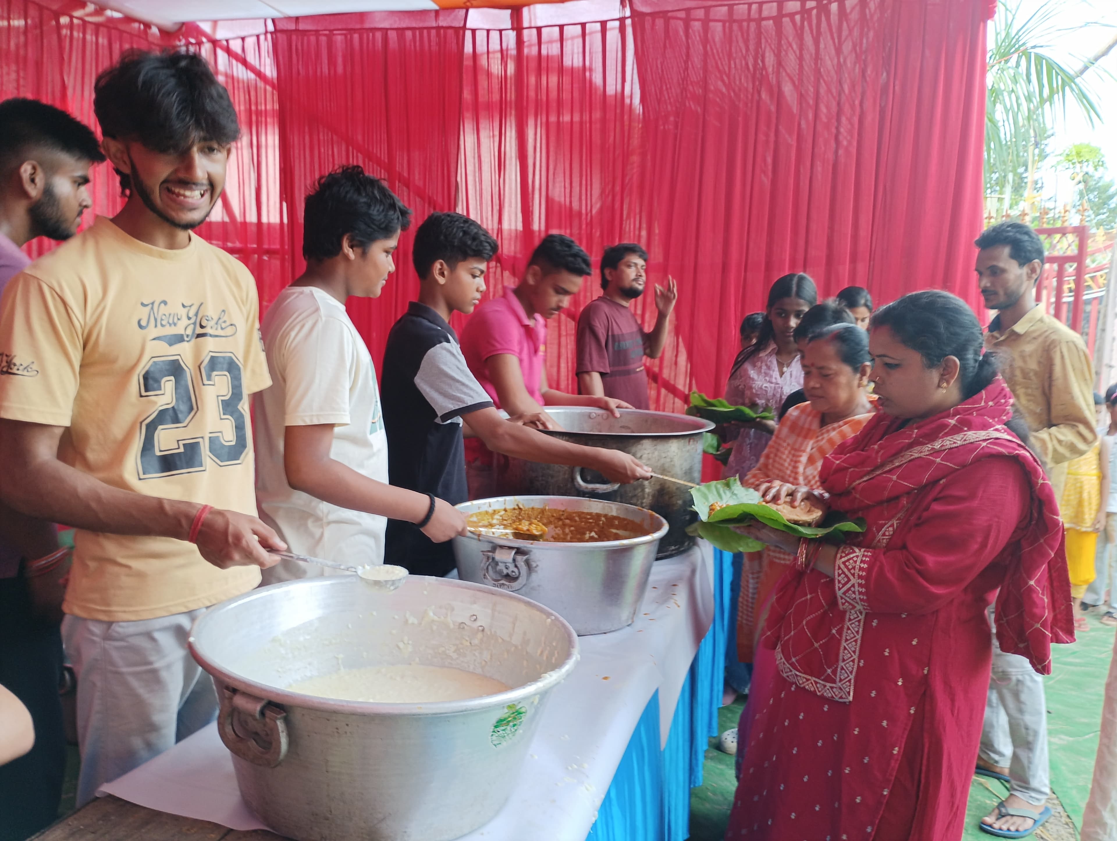देवस्थल मंदिर में गणेशोत्सव के चौथे दिन भंडारा, श्रद्धालुओं ने ग्रहण किया प्रसाद देवस्थल मंदिर में गणेशोत्सव के चौथे दिन भंडारा, श्रद्धालुओं ने ग्रहण किया प्रसाद