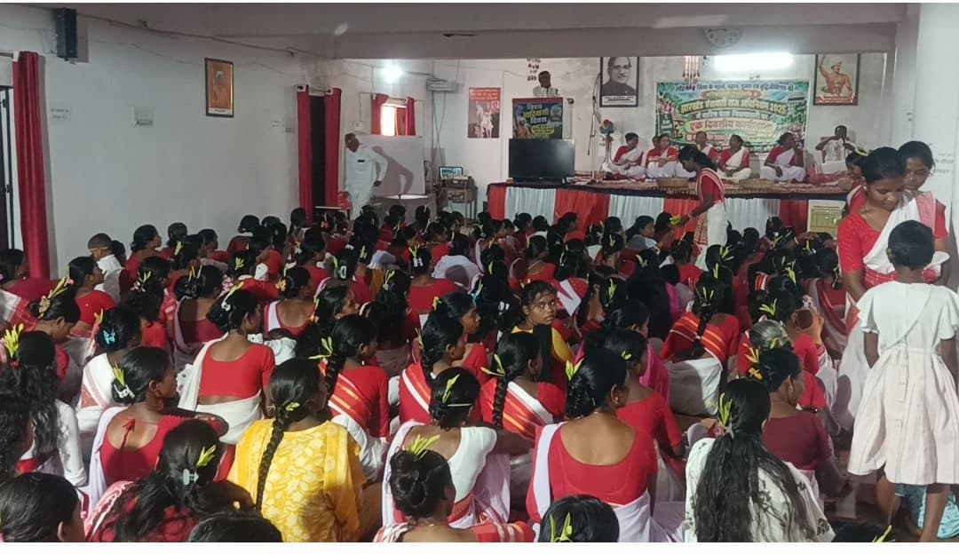 करम की अगवानी में झखरा कुम्बा में गूंजे जावा फूल के गीत करम की अगवानी में झखरा कुम्बा में गूंजे जावा फूल के गीत
