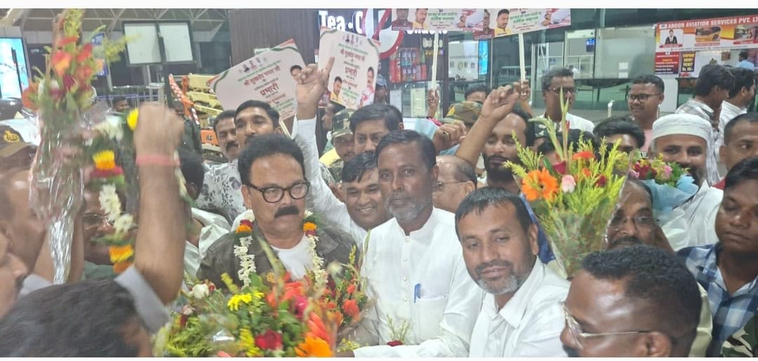 छत्तीसगढ़ प्रभारी बनकर पहली बार झारखंड पहुंचे सुखदेव भगत, रांची एयरपोर्ट पर जोरदार स्वागत छत्तीसगढ़ प्रभारी बनकर पहली बार झारखंड पहुंचे सुखदेव भगत, रांची एयरपोर्ट पर जोरदार स्वागत
