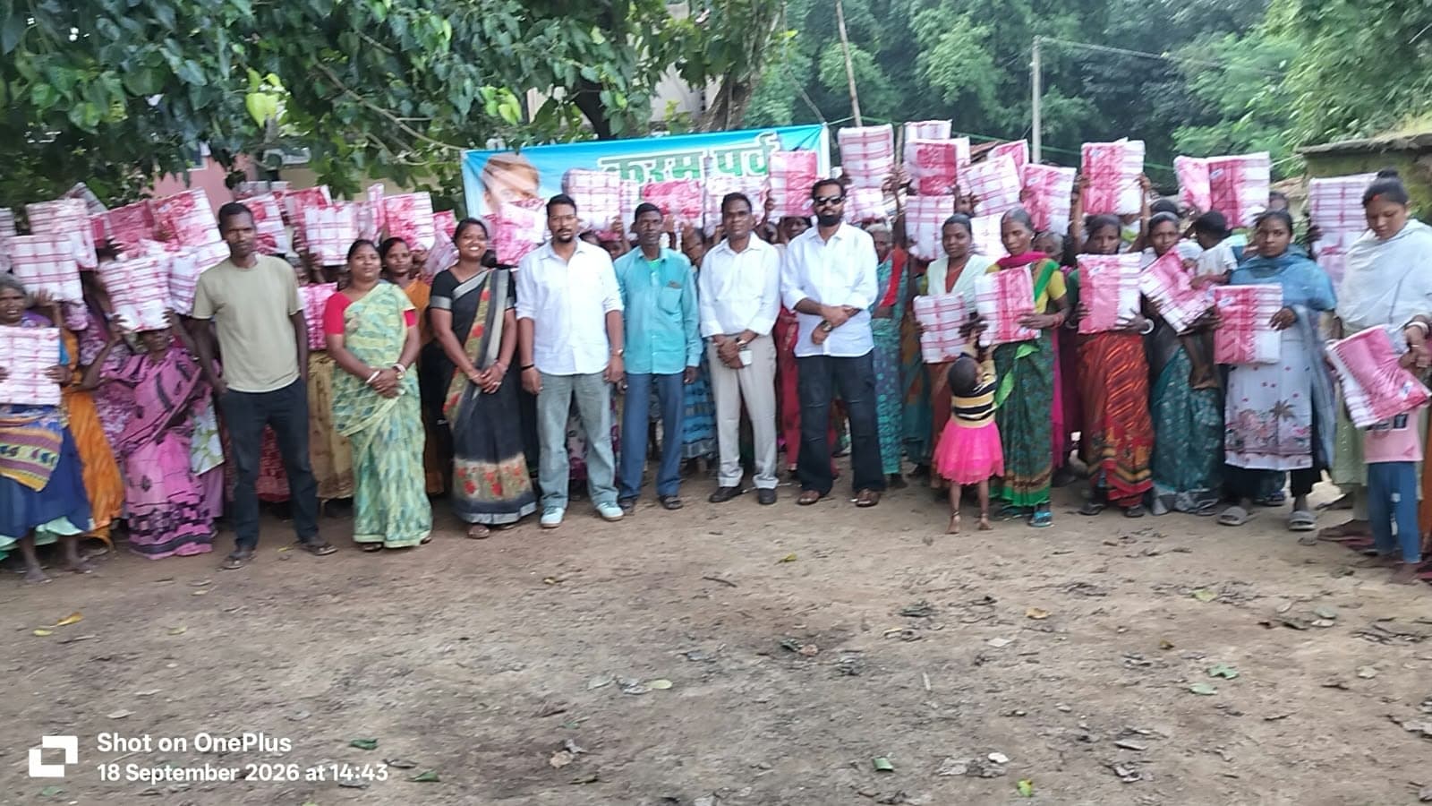 करम पर्व पर संस्कृति और नारी सम्मान का संदेश, माता-बहनों को बांटी गई सांस्कृतिक साड़ियां करम पर्व पर संस्कृति और नारी सम्मान का संदेश, माता-बहनों को बांटी गई सांस्कृतिक साड़ियां