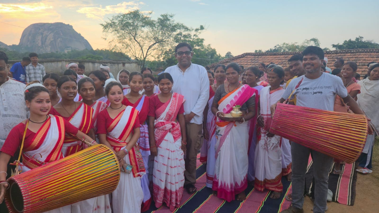 कर्मा पर्व पर गांवों में गूंजेगा मांदर, रोहित उरांव ने किया पारंपरिक वाद्ययंत्रों का वितरण कर्मा पर्व पर गांवों में गूंजेगा मांदर, रोहित उरांव ने किया पारंपरिक वाद्ययंत्रों का वितरण