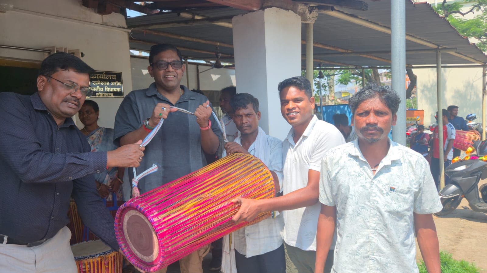 करमा पर्व पर ग्रामीणों को बांटे गए मांदर, लोक संस्कृति को संरक्षण का संदेश करमा पर्व पर ग्रामीणों को बांटे गए मांदर, लोक संस्कृति को संरक्षण का संदेश