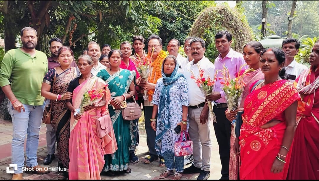 प्रभारी बनने के बाद सुखदेव भगत के आवास पर बधाई देने वालों की भीड़ प्रभारी बनने के बाद सुखदेव भगत के आवास पर बधाई देने वालों की भीड़
