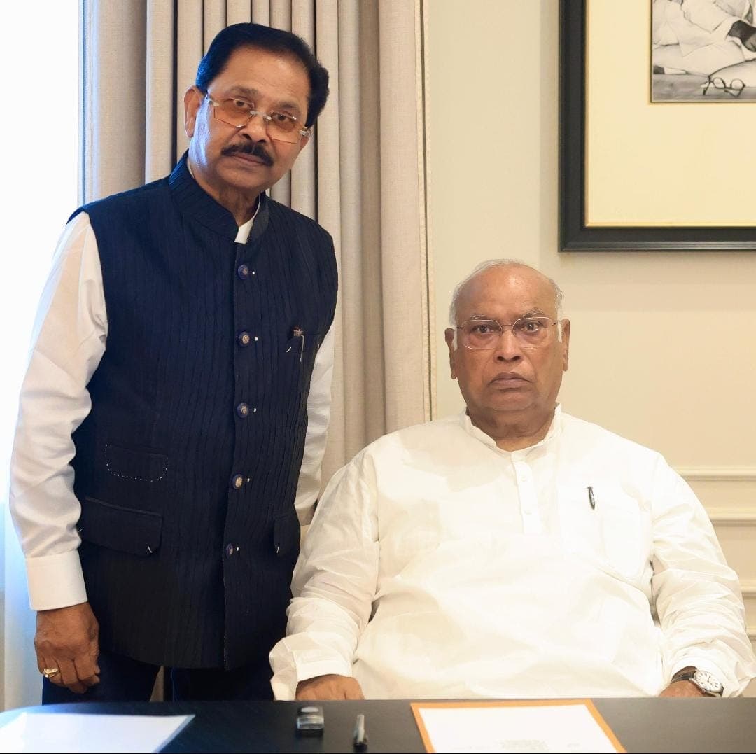 सामाजिक न्याय की प्रस्तावित आमसभा में शामिल होंगे खड़गे, धीरज प्रसाद साहू ने दिया निमंत्रण सामाजिक न्याय की प्रस्तावित आमसभा में शामिल होंगे खड़गे, धीरज प्रसाद साहू ने दिया निमंत्रण