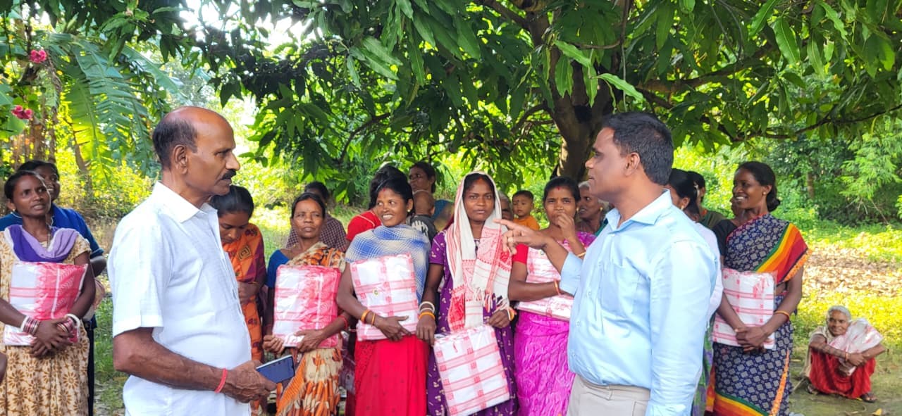 करम पर्व पर आदिवासी महिलाओं को बांटी गईं सांस्कृतिक साड़ियां करम पर्व पर आदिवासी महिलाओं को बांटी गईं सांस्कृतिक साड़ियां