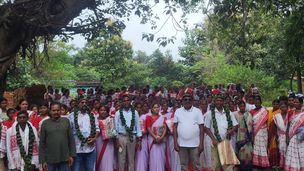 करम पर्व पर आदिवासी महिलाओं को बांटी गईं सांस्कृतिक साड़ियां करम पर्व पर आदिवासी महिलाओं को बांटी गईं सांस्कृतिक साड़ियां