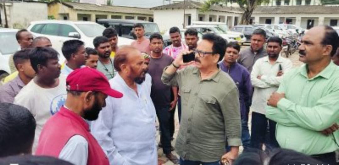 चार माह से मजदूरी लंबित, नगर परिषद के आउटसोर्सिंग कर्मियों ने सांसद से लगाई गुहार चार माह से मजदूरी लंबित, नगर परिषद के आउटसोर्सिंग कर्मियों ने सांसद से लगाई गुहार