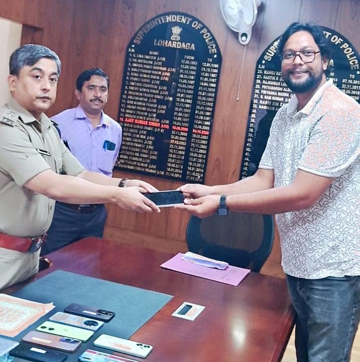 ऑपरेशन भरोसा से लौटी 12 लोगों की खोई मोबाइल की खुशी ऑपरेशन भरोसा से लौटी 12 लोगों की खोई मोबाइल की खुशी