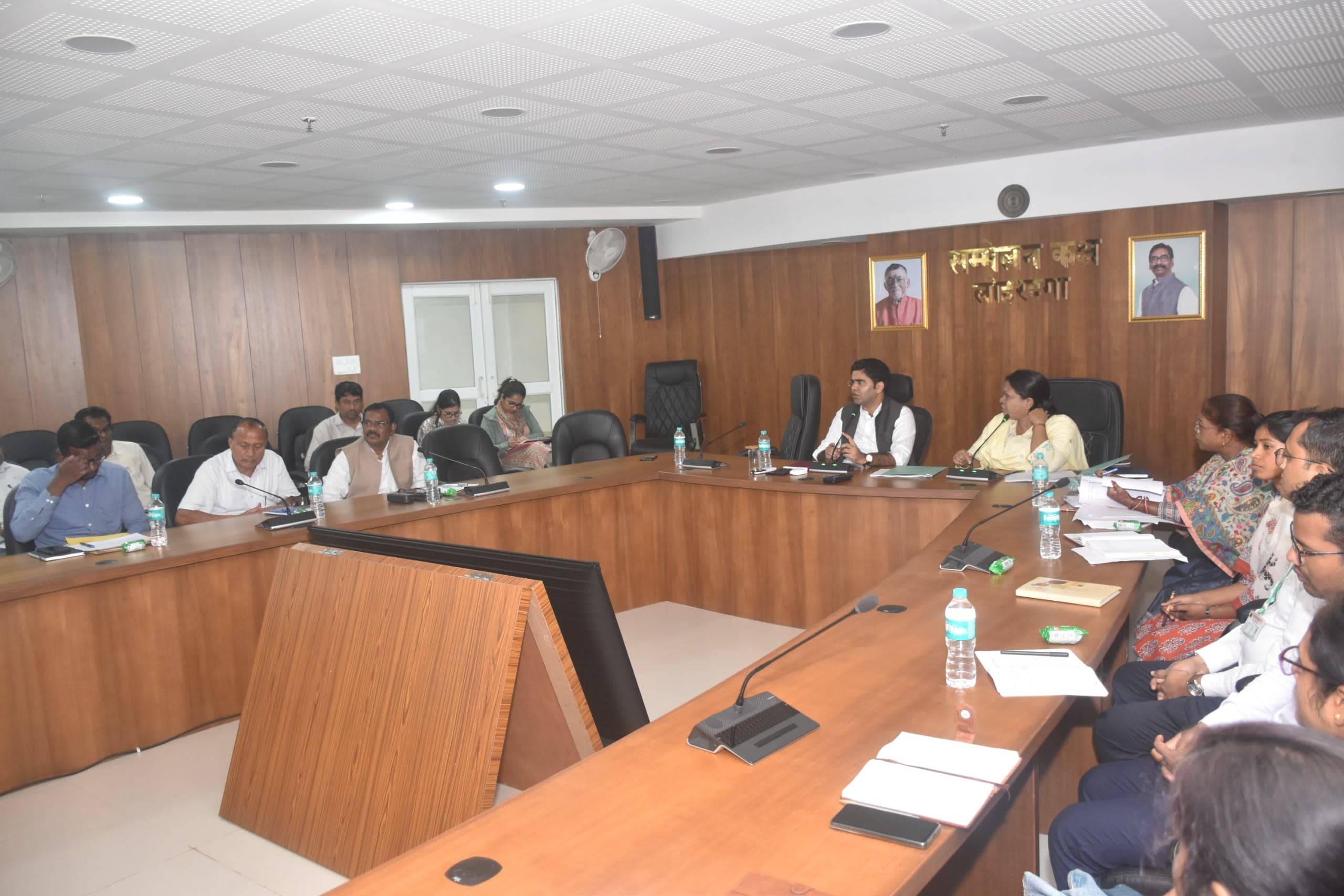 एकलव्य विद्यालयों की शिक्षा, स्वास्थ्य और व्यवस्था की उपायुक्त ने की समीक्षा एकलव्य विद्यालयों की शिक्षा, स्वास्थ्य और व्यवस्था की उपायुक्त ने की समीक्षा